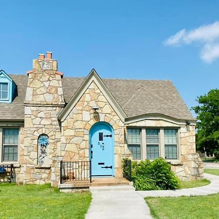 1 Mile To Fort Sill! The Carolebelle Cottage Sleeps 8 With Hottub,Grills,Firepit 로턴 외부 사진