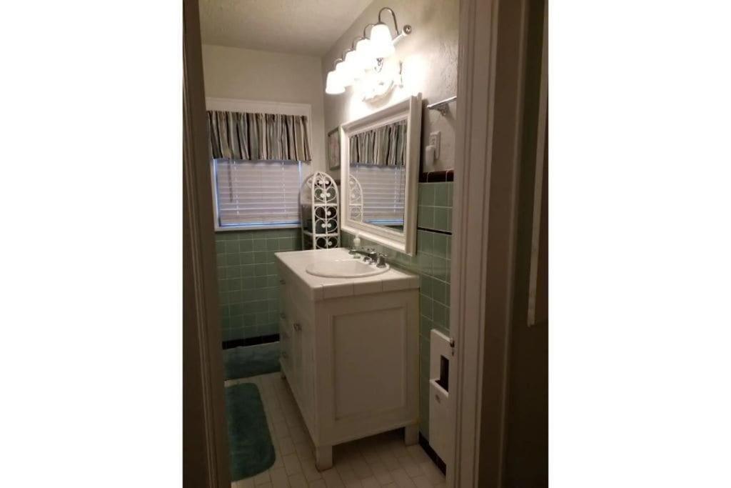 1 Mile To Fort Sill! The Carolebelle Cottage Sleeps 8 With Hottub,Grills,Firepit 로턴 외부 사진